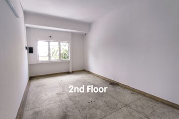 END LOT Facing Main Road Ground Floor 3 Storey Shoplot near Pay Fong in Ong Kim Wee