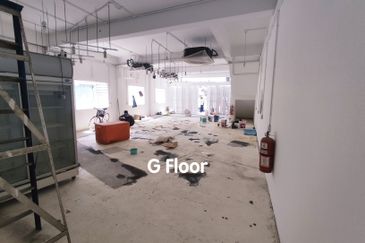 END LOT Facing Main Road Ground Floor 3 Storey Shoplot near Pay Fong in Ong Kim Wee