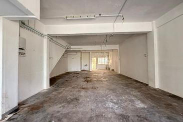 STRATEGIC Ground Floor Shop in Kampung Lapan