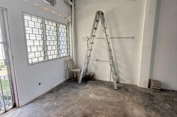 STRATEGIC Ground Floor Shop in Kampung Lapan