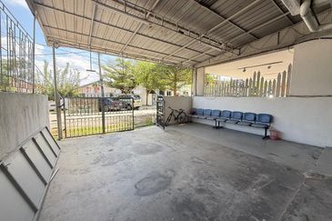 STRATEGIC Ground Floor Shop in Kampung Lapan