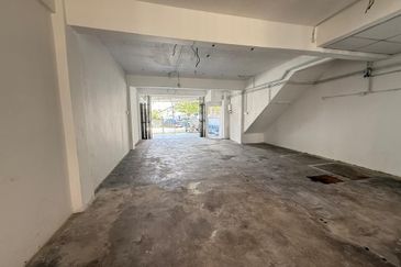 STRATEGIC Ground Floor Shop in Kampung Lapan