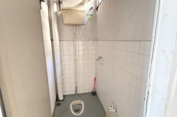 STRATEGIC Ground Floor Shop in Kampung Lapan