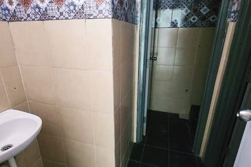 STRATEGIC Ground Floor Shoplot. Taman Kota Laksamana Jaya (Marina 9)