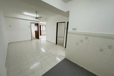 FREEHOLD 3-bed Pangsapuri Laksamana Cheng Ho