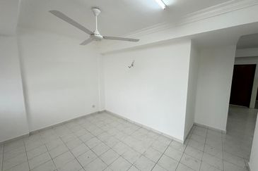 FREEHOLD 3-bed Pangsapuri Laksamana Cheng Ho