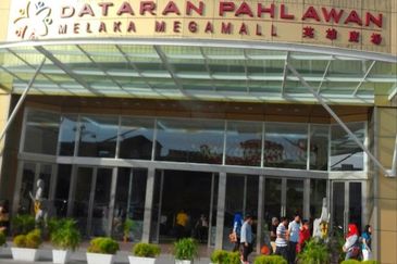 STRATEGIC LOCATION CORNER Retail Space Shop Lot Dataran Pahlawan Megamall Bandar Hilir Mahkota Parade Melaka Raya