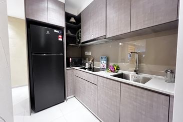 Ciq & Rts walk 600meter, 3room / DUAL KEY only RM1.1Mil, Mostly Furnished & Mall Entertainment @ Ground Floor