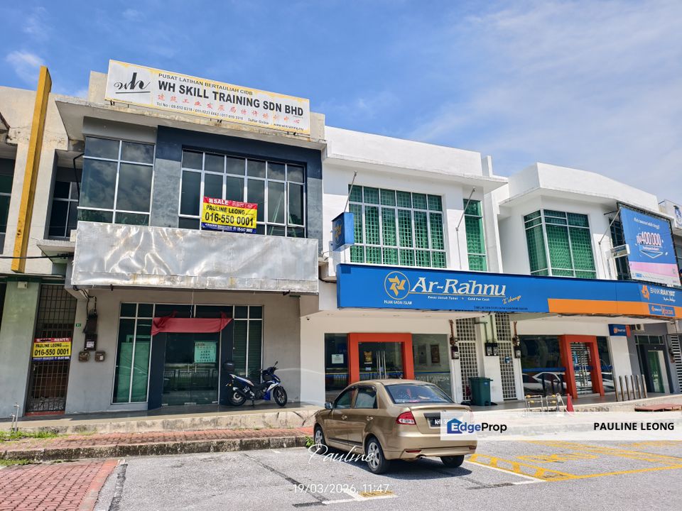Kampar siswa facing main road, Perak, Kampar