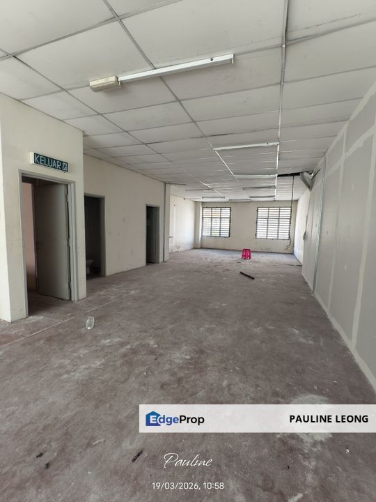 Kampar siswa facing main road, Perak, Kampar