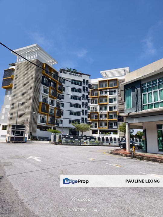 Kampar siswa facing main road, Perak, Kampar
