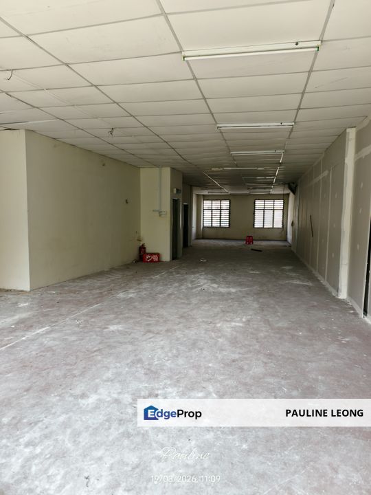 Kampar siswa facing main road, Perak, Kampar