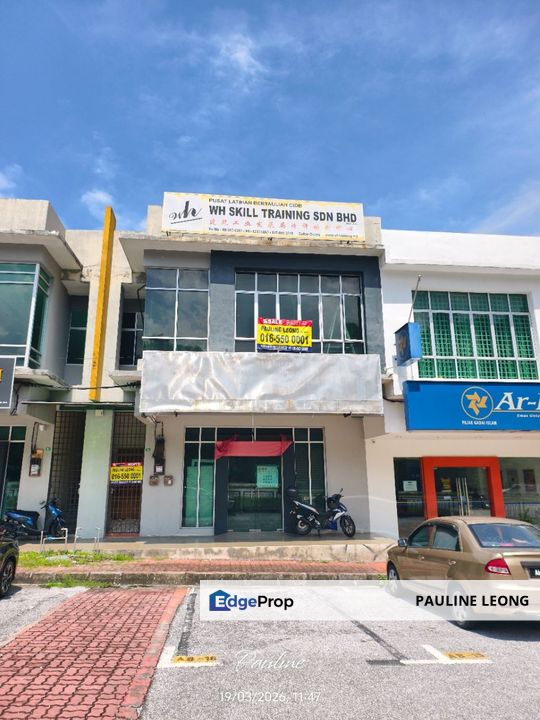 Kampar siswa facing main road, Perak, Kampar