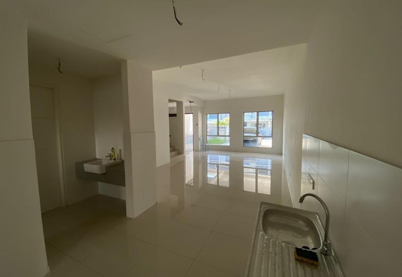 The Maisons, Perdana Lakeview East