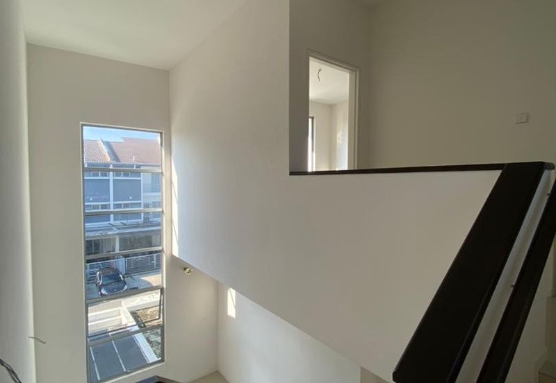 The Maisons, Perdana Lakeview East