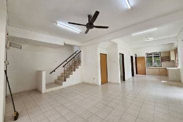 Corner Desa Terbau Terrace House for rent