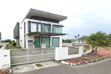 1.5 Storey Detached Light Industrial For Rent