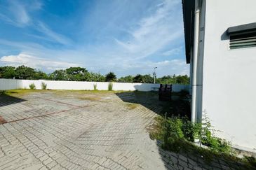 1.5 Storey Detached Light Industrial For Rent