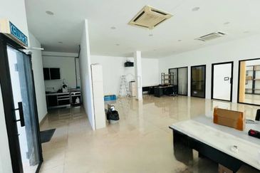 1.5 Storey Detached Light Industrial For Rent