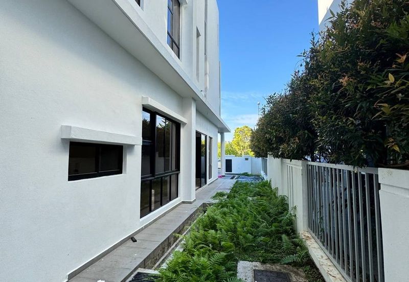 The Canal Garden South, Horizon Hills