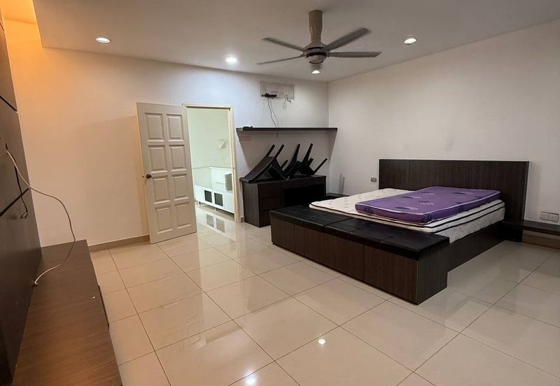 Maple Red, Adda Heights