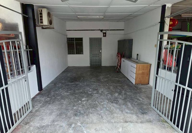 Taman Utama, Pekan Nanas