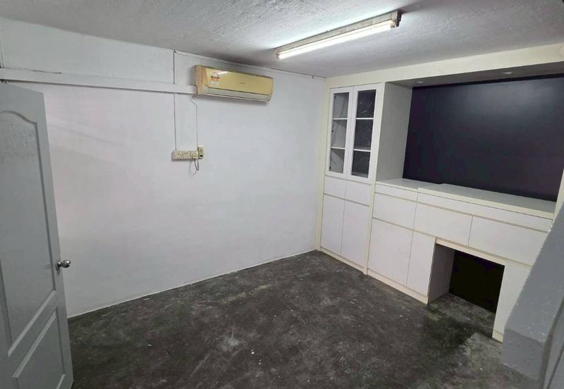 Taman Utama, Pekan Nanas