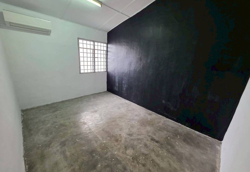 Taman Utama, Pekan Nanas