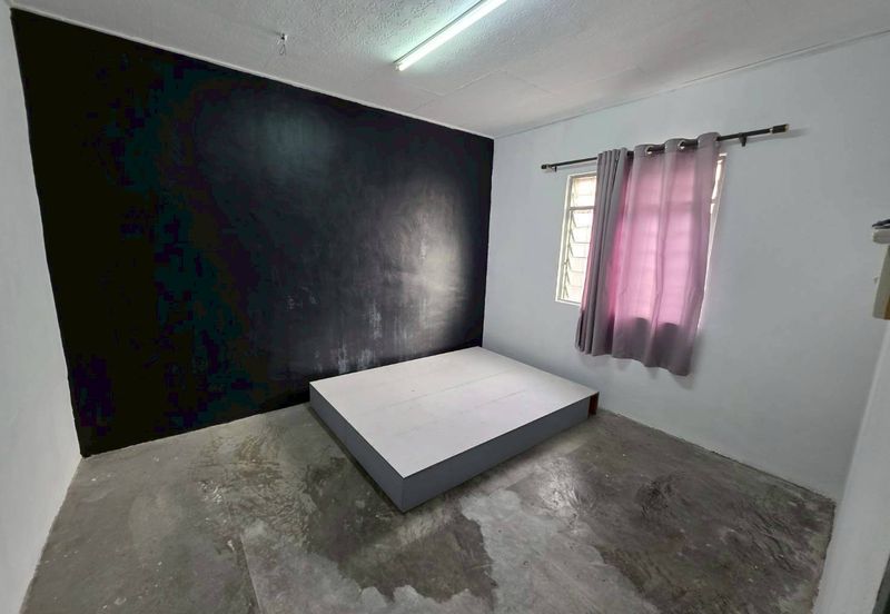 Taman Utama, Pekan Nanas