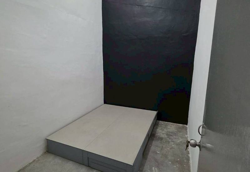 Taman Utama, Pekan Nanas