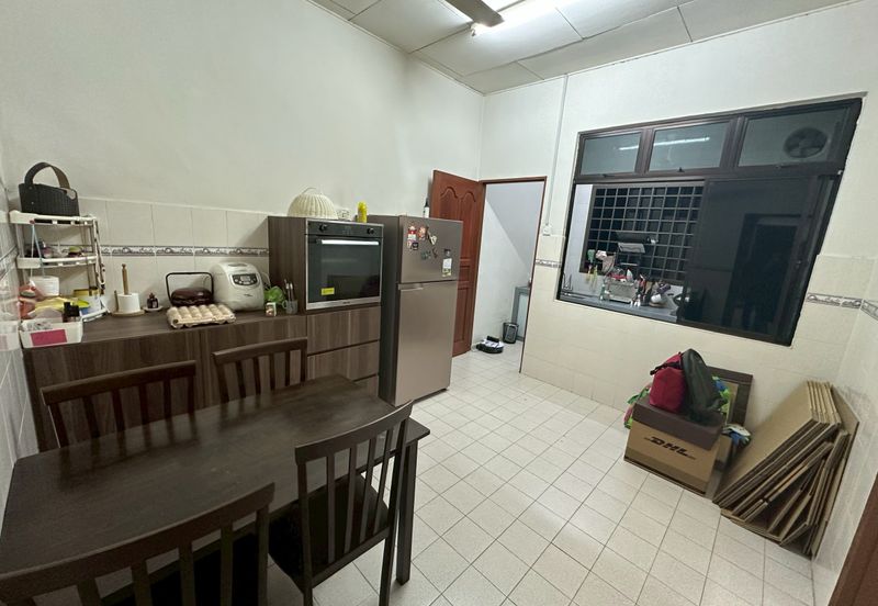 Taman Damai, Pekan Nanas