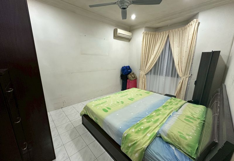 Taman Damai, Pekan Nanas