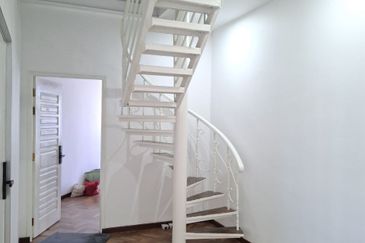 Stulang Laut / Darat