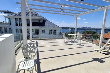 Stulang Laut / Darat