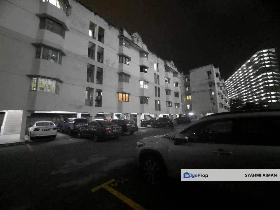 Taman Cahaya Ampang KL, Corner Unit First Floor Bella Vista Condo For Sale, Partially Furnished, Selangor, Ampang