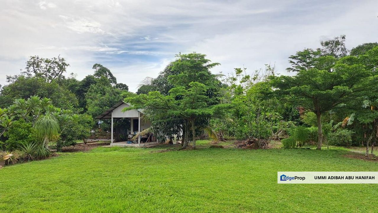 Banglo Dan Dusun Di Kepala Batas, Penang, Bertam