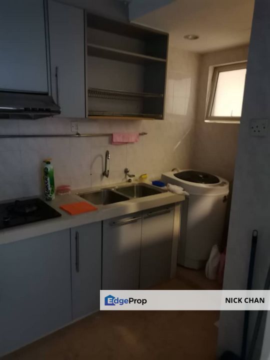 Spacious and well-maintained 3-bedroom unit suitable for families or working professionals., Selangor, Petaling Jaya