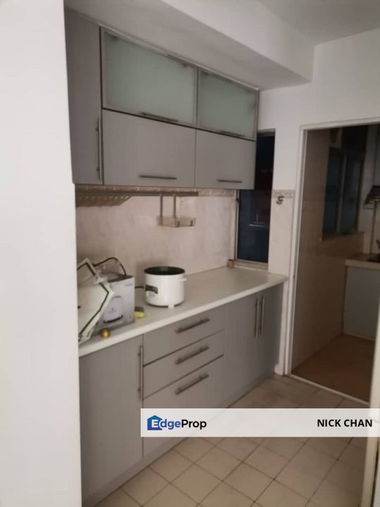 Spacious and well-maintained 3-bedroom unit suitable for families or working professionals., Selangor, Petaling Jaya