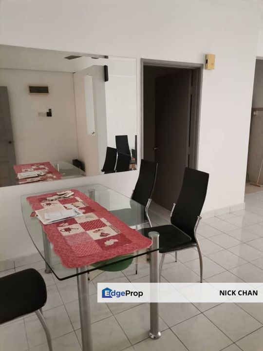 Spacious and well-maintained 3-bedroom unit suitable for families or working professionals., Selangor, Petaling Jaya