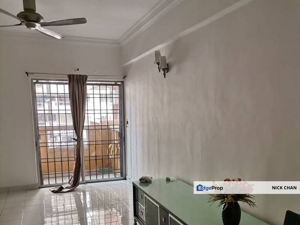 Spacious and well-maintained 3-bedroom unit suitable for families or working professionals., Selangor, Petaling Jaya