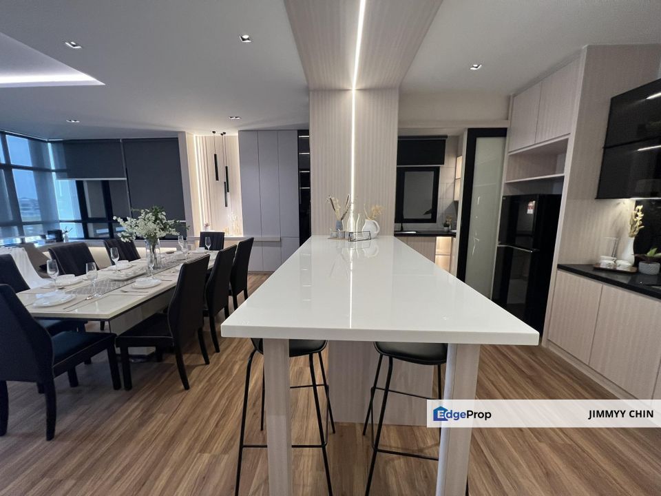 Very Cheap/ Northbank/ Corliss Residence/ Biggest size 3 bedroom/ 1410 sqft, Sarawak, Kuching