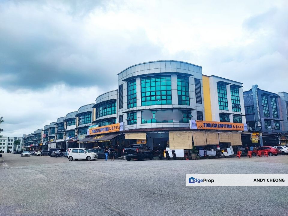 Shop Commercial Desa Cemerlang  烈光镇三层楼旺店出售🔥, Johor, Ulu Tiram