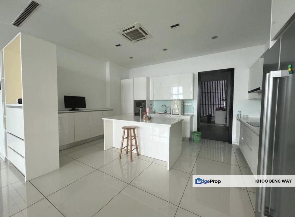 Well Maintained Family Size Layout. Golf View on a Mid High Floor, Selangor, Tropicana