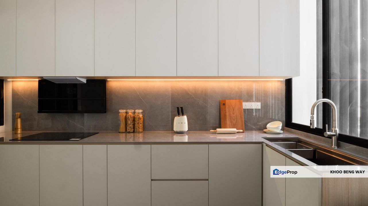 Rare 5 Car Parks! Beautifully Renovated Family Size Layout. Golf View on a High Floor, Selangor, Tropicana