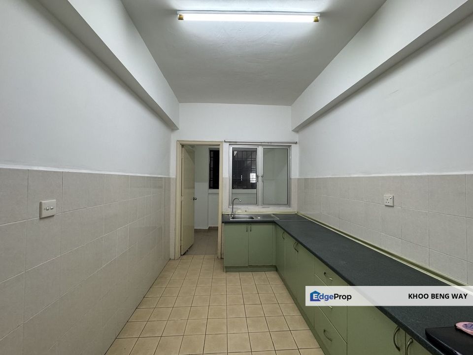 Quiet Corner Unit with 3 Bedrooms Available at a Great Price!, Selangor, Petaling Jaya