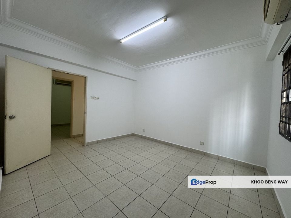 Quiet Corner Unit with 3 Bedrooms Available at a Great Price!, Selangor, Petaling Jaya