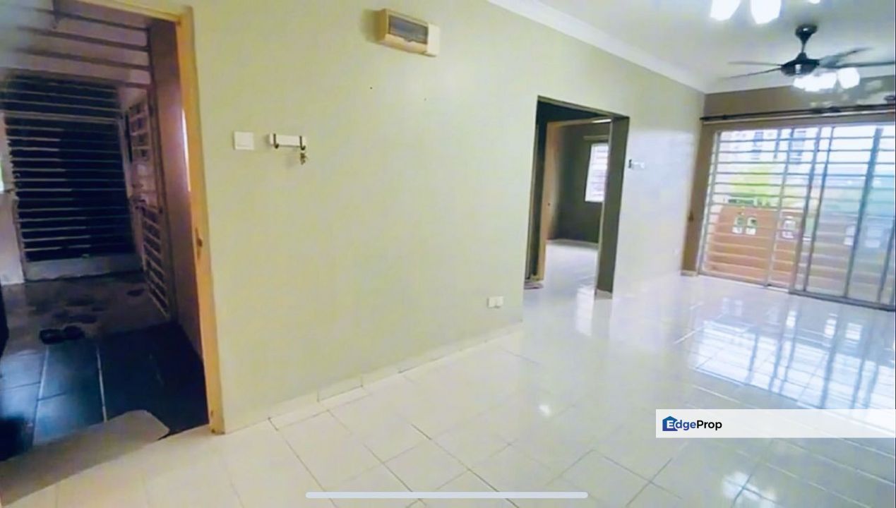 Apartment Laguna Biru - End Lot - 850sf - 3R2B1P - Kundang, Selangor, Rawang