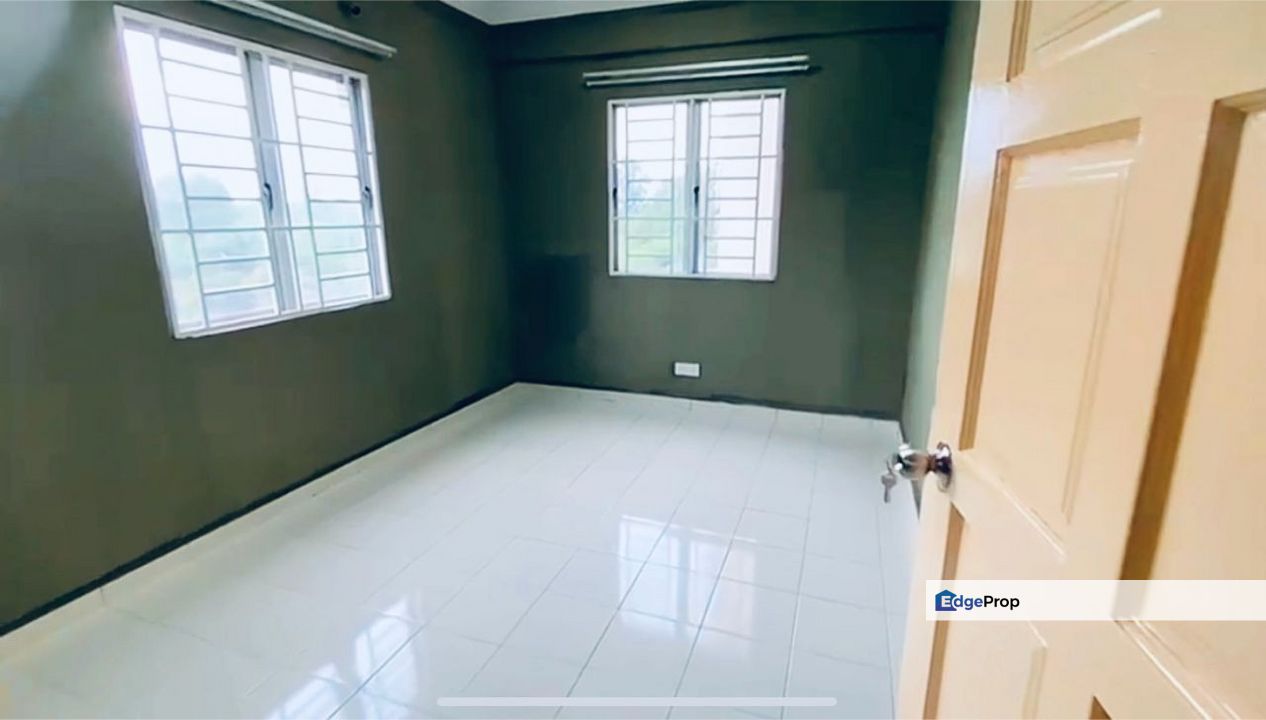 Apartment Laguna Biru - End Lot - 850sf - 3R2B1P - Kundang, Selangor, Rawang
