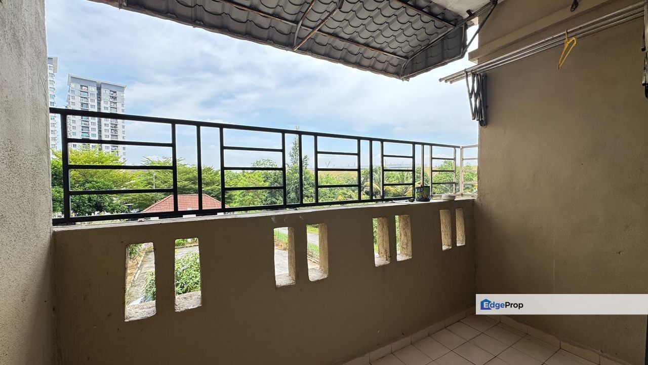 Laguna Biru 1 - End Lot - 1st Floor - 850sf - 3R2B1P - Kundang, Selangor, Rawang
