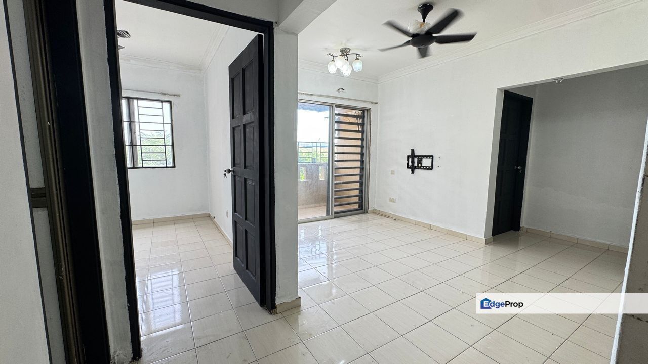 Laguna Biru 1 - End Lot - 1st Floor - 850sf - 3R2B1P - Kundang, Selangor, Rawang